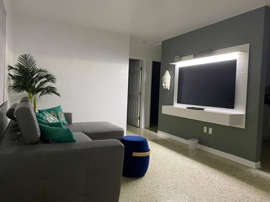Stayover In Miami Home 2Br - 1Bth - Free Parking ภายนอก รูปภาพ